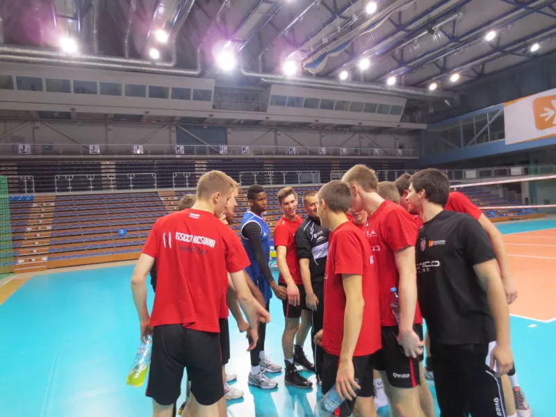 Gwiazdy światowej siatkówki Wilfredo Leon i Yoandry Diaz trenują z drużyną Młodej Ligi  przygotowując się do podboju europejskiej siatkówki.