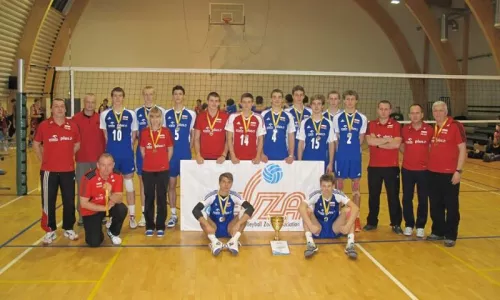 Wychowankowie AKS-u Kuba Ziobrowski i Mateusz Masłowski na turnieju z reprezentacją Polski kadetów w Estonii. Polacy ze złotym medalem EEVZA.